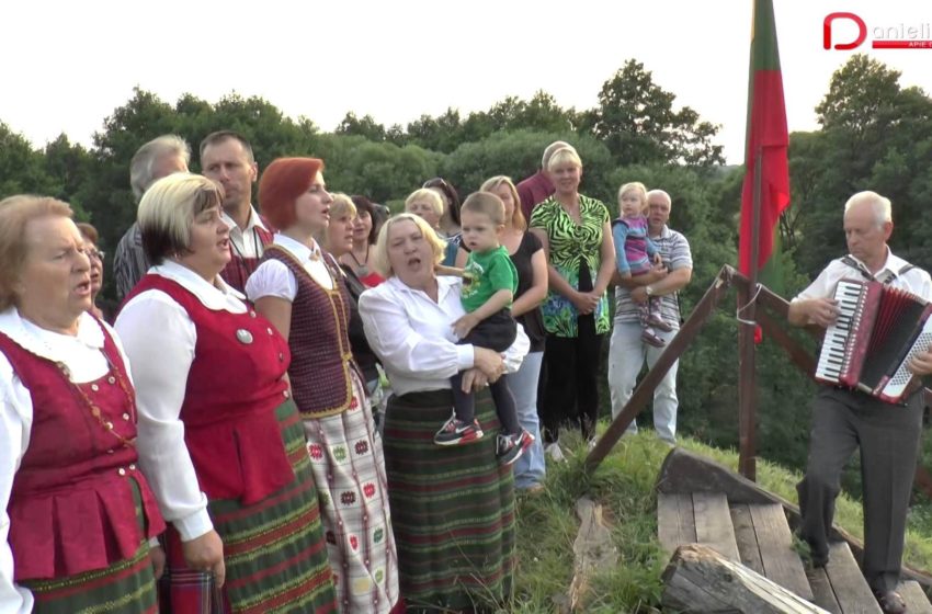  Alovės bendruomenė liepos 6-ąją valstybės himną gieda ant Poteronių piliakalnio (video)