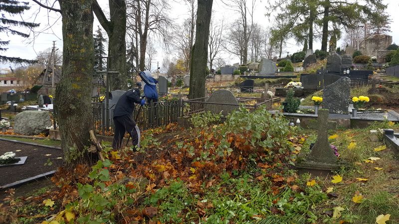  Alytaus rajono savivaldybės kvietimu nuteistieji tvarkė kapus
