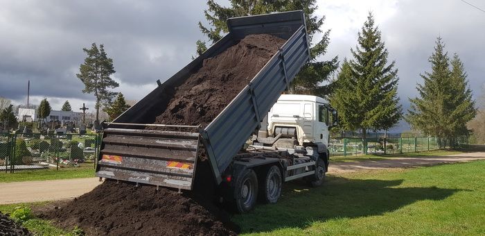  Prie Alytaus rajono kapinių vežamas juodžemis