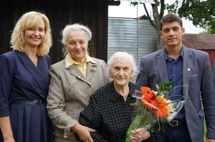  Pasveikino Alytaus rajono šimtametę Moniką Račkauskienę