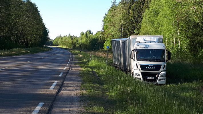  Į Kaniūkų-Merkinės kelio šalikelę laimingai nuvairavo sunkvežimis