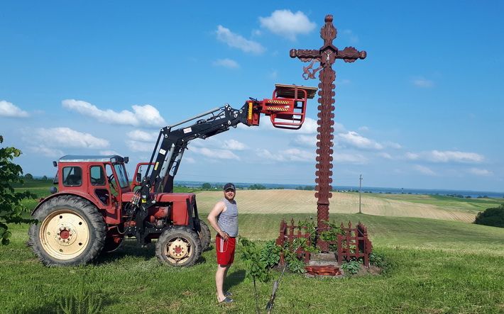  Teizininkų kaime atnaujina kryžių. Šaunu!