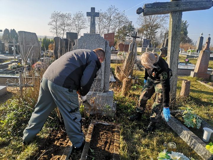  Pasieniečiai dalyvavo akcijoje „Ypatingos  žvakutės sužiba ant nelankomų kapų” (foto)