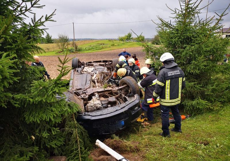  Pivašiūnų kelyje apvirtus automobiliui žuvo vyras (foto)