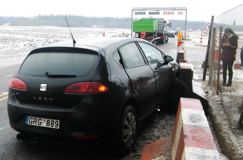  Jaunos moters vairuojamas automobilis užstrigo ant atitvarų (foto)