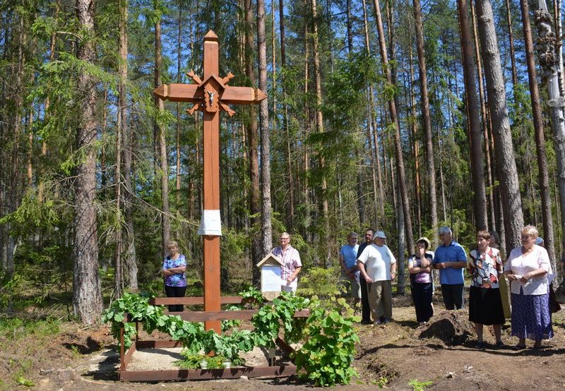  Minint Musteikos tragedijos 75–ąsias metines, šalia kaimo pašventintas kryžius žuvusiems partizanams
