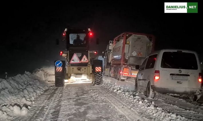  Sniego gausa ties Mergalaukiu paralyžiavo Alytus-Simną kelią (video)