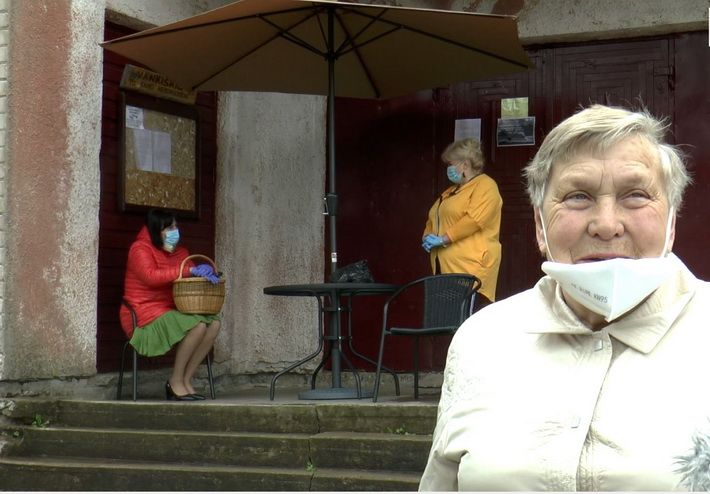  Alytaus rajono bibliotekos skaitytojus aptarnauja lauke po skėčiais (video)