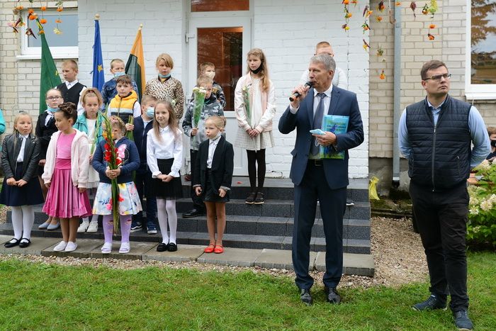  Su Rugsėjo 1-ąja Makniūnų, Alovės ir Venciūnų mokinius pasveikino direktorius A. Jakimavičius ir LR Seimo narys L. Kasčiūnas (foto+video)