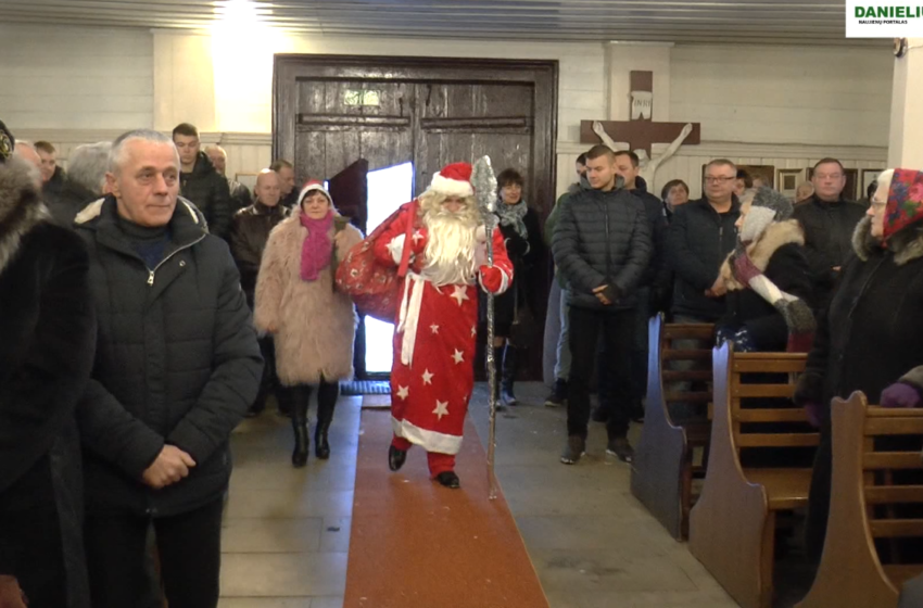  Kalėdų senelis su ponia Kalėdiene lankėsi Alovės bažnyčioje (video)