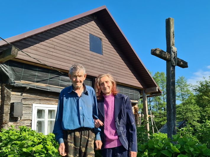  Kampų kaimo gyventojų Albinos ir Juozo Karkauskų Deimantinės santuokos globėjas – senas kryžius (foto)