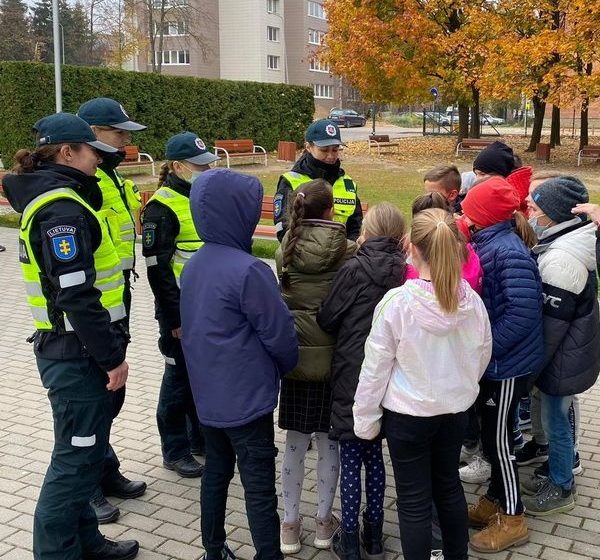  Europos saugaus eismo dieną policijos mokyklos kursantai priminė vaikams kaip atsakingai elgtis kelyje
