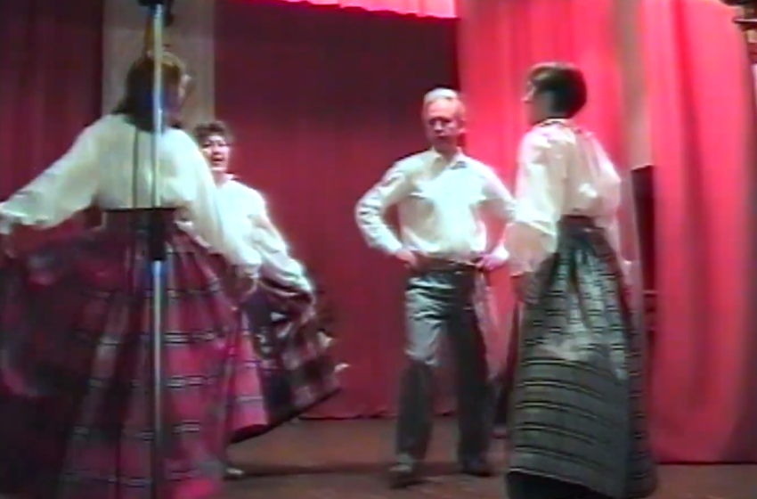  Dainuoja Janukaičių šeima – 1999. Vlado Krušnos archyvas (video)
