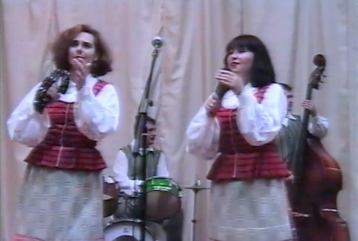  “Nebegrįšiu laukų takeliu” dainuoja Daugų kapela 1998 metais. Vlado Krušnos archyvas (video)