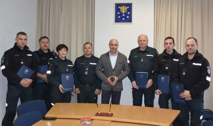  Su profesine švente savivaldybėje pasveikinti Varėnos rajono policijos komisariato pareigūnai (foto)