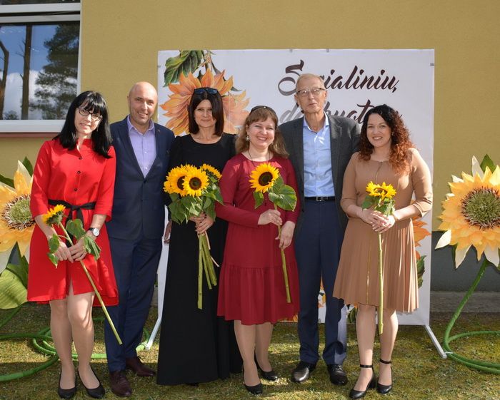  Socialinių darbuotojų dienos proga – Varėnos rajono savivaldybės vadovų padėkos ir gėlės (foto)