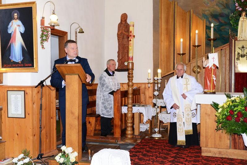  Ryliškių Šv.Monikos bažnyčioje su kunigystės jubiliejumi pasveikintas klebonas St.Stankevičius (foto+video)