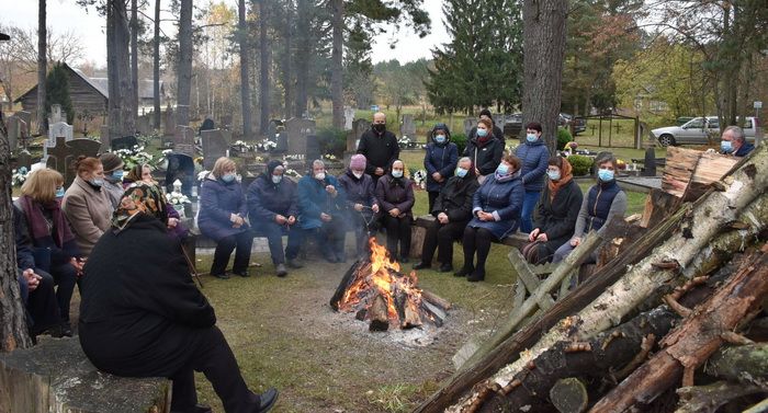  Unikali tradicija tęsiama – Margionyse Vėlinių laužas simboliškai tebejungia gyvuosius ir mirusius (foto)