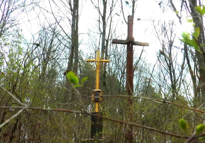  Gudeliškės kaimo kryžiai kadaise čia gyvenusio kunigo Grebliko garbei šalia kelio Krosna-Lazdijai (video)