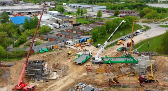  Alytaus Naujojoje gatvėje pradėtas montuoti geležinkelio viadukas (video)