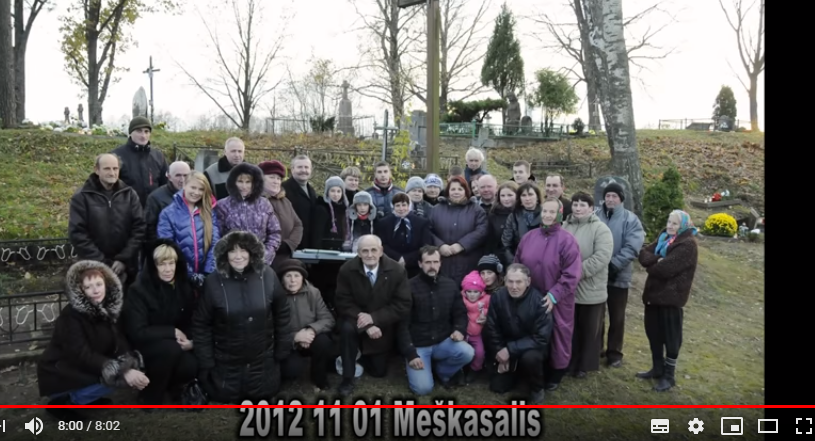  Meškasalio kaimo kapinėse vis dar kartu pasimeldžiama ir pagiedama (video)