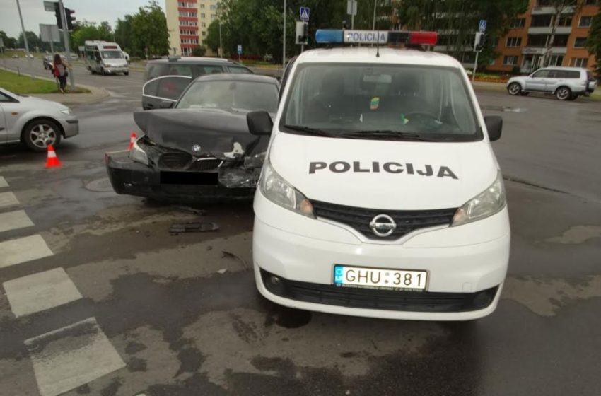  Į iškvietimą skubėję Alytaus patruliai pakliuvo į eismo įvykį