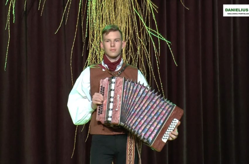  Penkiolikmetis daugiškis Tautvydas Velička groja armonika ir akordeonu (video)