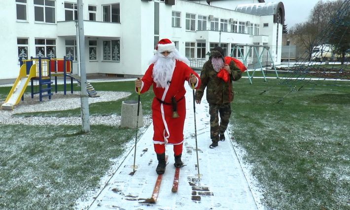  Kalėdų senelis su Giriniu lankėsi Krokialaukyje (video)