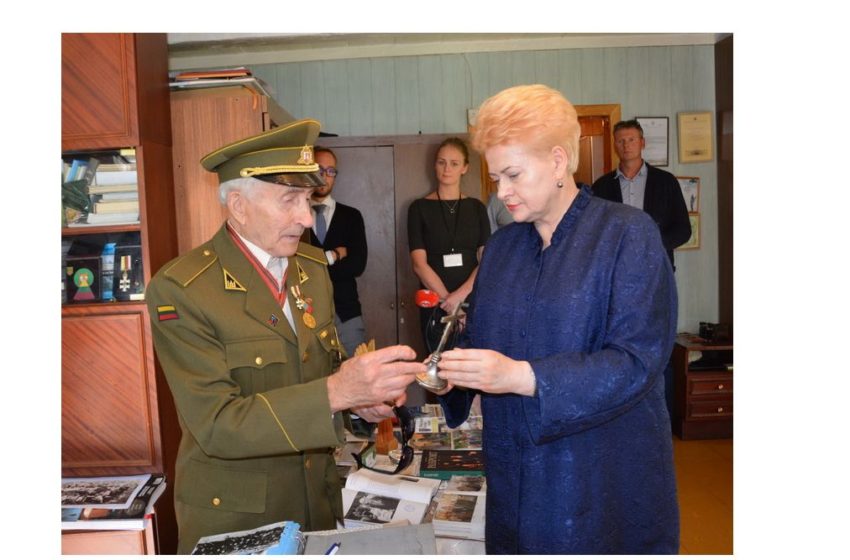  Prezidentė Dalia Grybauskaitė pagerbė Kasčiūnų kaime gyvenantį partizaną Juozą Jakavonį–Tigrą