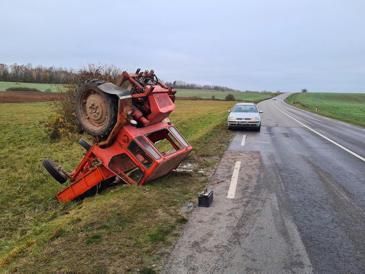  Simno kelyje į 60-metės vairuojamą traktorių atsitrenkė lengvasis automobilis (foto)