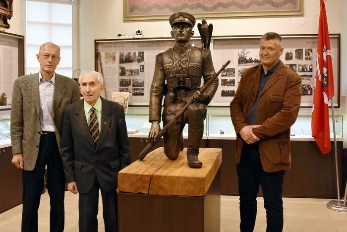  Merkinės krašto muziejuje visuomenei  pristatyta skulptūra „A. Ramanauskas–Vanagas su vanagėliu“ (foto)