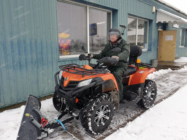  Simne ir Dauguose gatves valo seniūnijų traktoriai