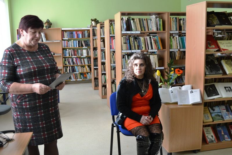  Poetė Olga Riabinina Alovės bibliotekoje pristatė savo dvikalbius eilėraščius