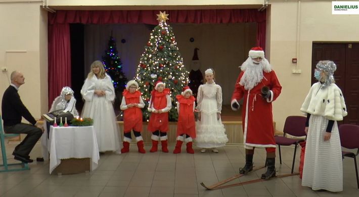 Kalėdų senelis su Snieguole lankėsi Simno spec. m-kloje (video)