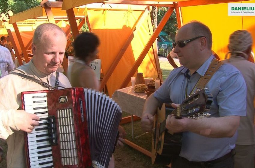  Dainuoja Raitininkų seniūnas Arūnas Laukaitis su Pūkeliu (video)