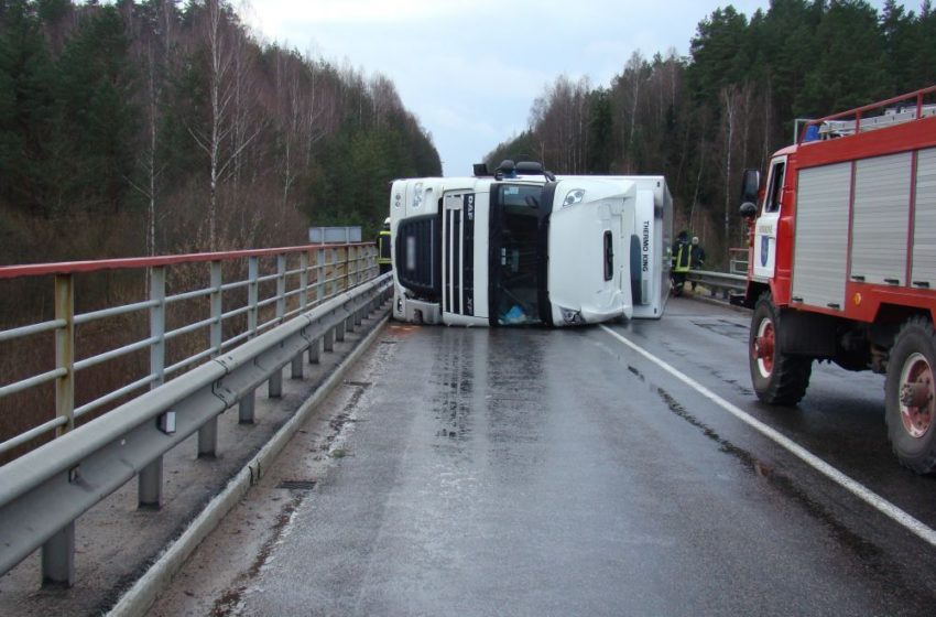  Prie Merkinės apvirtus vilkikui sužeisti du jo vairuotojai, uždarytas eismas (video)