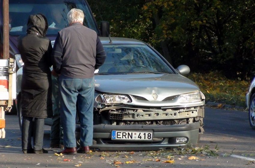  Alytaus Santaikos gatvėje “Renault” įvažiavo į “Zubrionok” priekabą (foto)