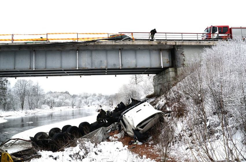  Nuo Merkio tilto nuskriejo Volvo sunkvežimis (foto+video)