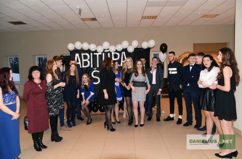  Daugų Vlado Mirono gimnazijos dvyliktokai švenčia šimtadienį (foto+video)