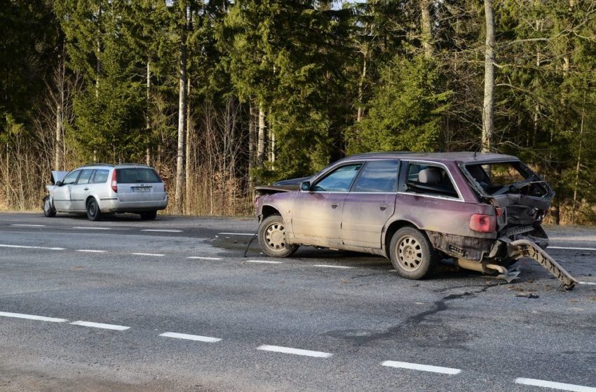  Alytaus-Daugų kelyje susidūrė trys automobiliai (foto)