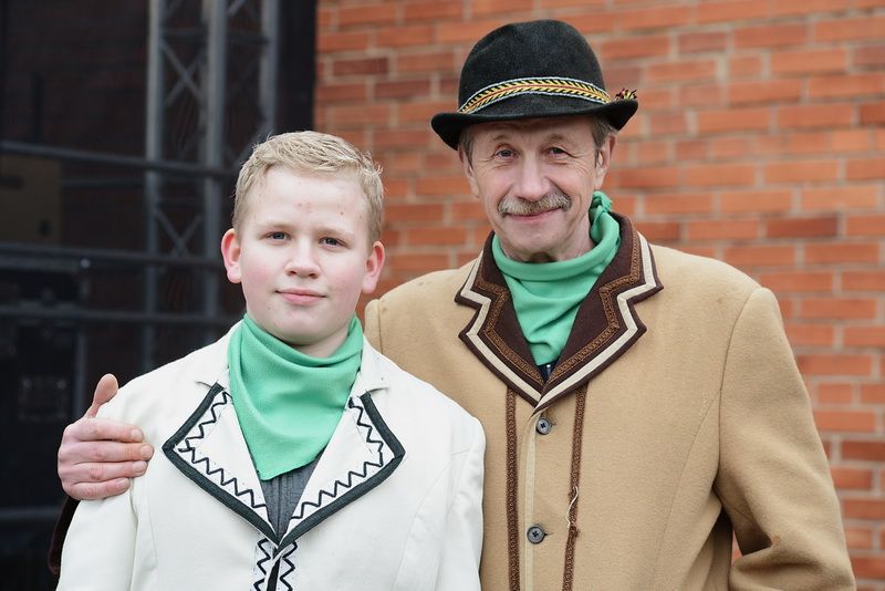  Daugiškiai giedojo Tautišką giesmę (video))