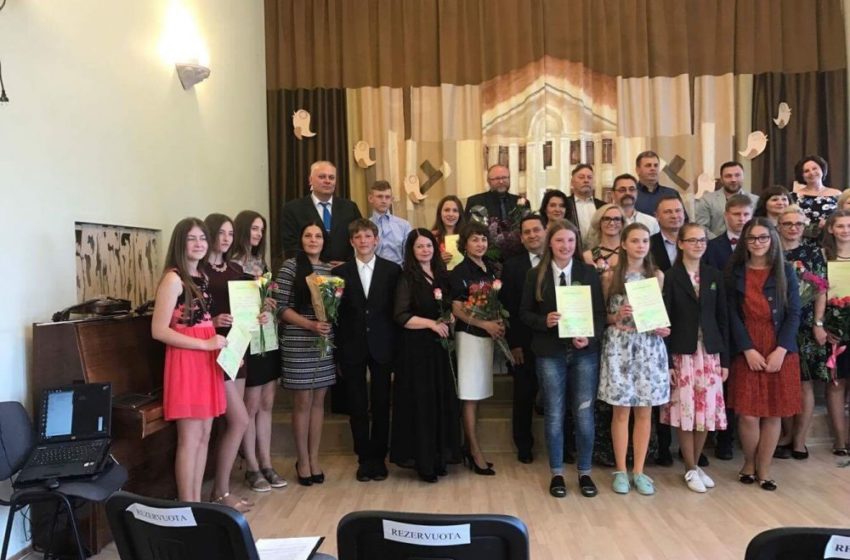  Alytaus r. meno ir sporto mokykloje baigimo pažymėjimų įteikimo šventė „Kylu paukščiu iš meno sodo“