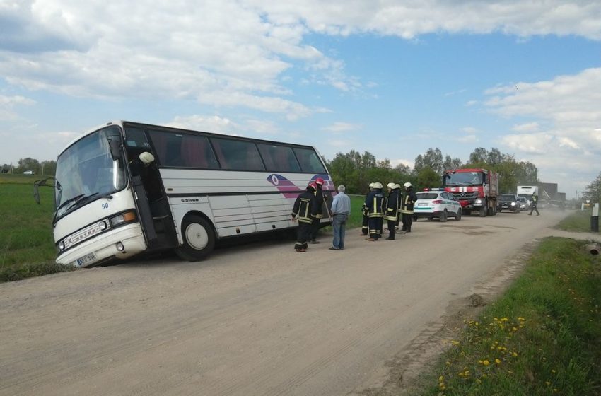  Aplinkkelyje prie Alytaus į šalikelę nuvažiavo maršrutinis autobusas Kaunas-Druskininkai (foto)