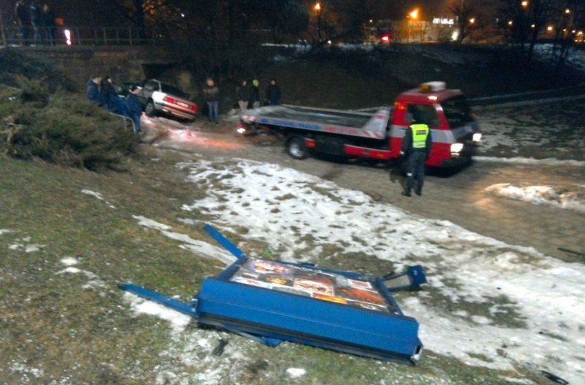  Į šalia “Eglės” esantį pėsčiųjų perėjos viaduką įskriejo Audi (foto)