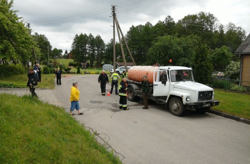  Dauguose kanalizacijos šulinyje apsinuodijo “Simno komunalininko” vairuotojas (foto)