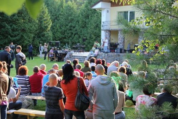  Šį ketvirtadienį jau penktasis festivalis “Pupasodis gyvai” Gerdos ir Vidmanto Veselgų sodyboje