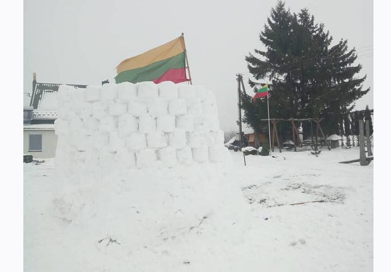  Domantonių kaime Sausio 13-jai pažymėti pastatyta sniego pilis
