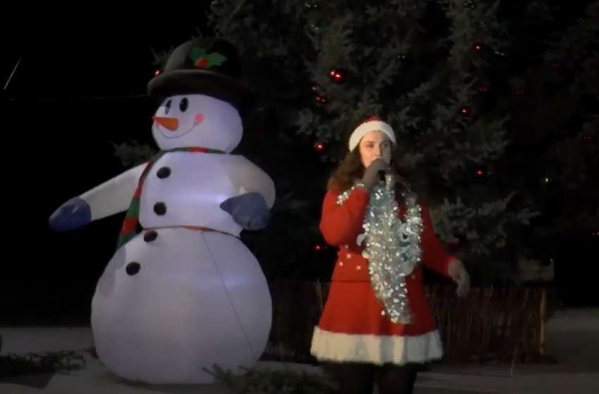  Kalėdinę dainą dainuoja Guoda Šarkelytė iš Punios (video)