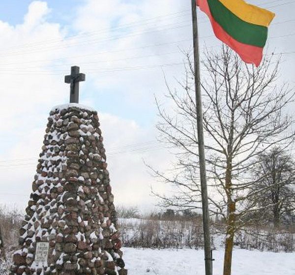  Jau 1958 metų Vasario 16-ąją  Meškučių kaime plazdėjo Lietuvos trispalvė!