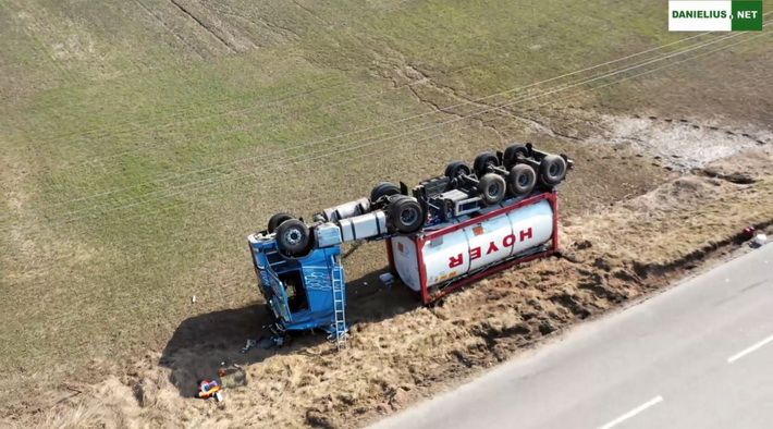  Alytaus rajone apvirto į Porolo gamyklą chemikalus vežęs sunkvežimis (video)